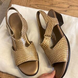 SAS SUNTIMER BEIGE CROC SANDALS.  NEW